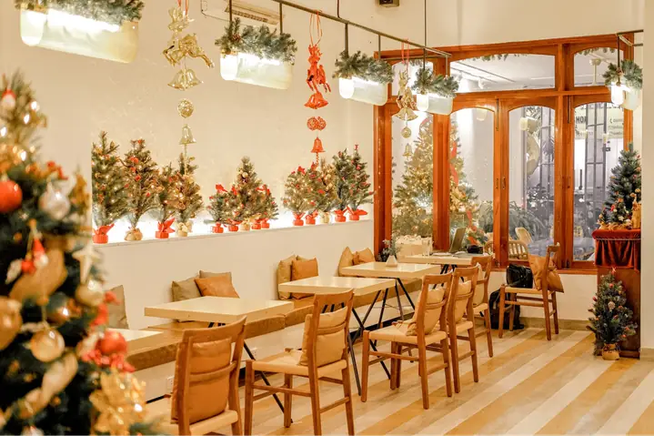 Top Quán Cafe Trang Trí Noel Đẹp Tại Sài Gòn & Hà Nội: Checklist Check-in 2024