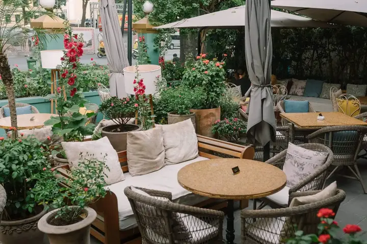 Quán Cafe Sân Vườn Quận 1: Chốn Bình Yên Giữa Lòng Sài Gòn