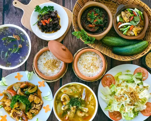 Cơm Niêu Hoa Sữa Bà Rịa: Địa Điểm Ăn Ngon, Thực Đơn & Kinh Nghiệm