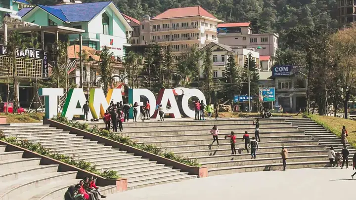 Quảng Trường Tam Đảo: Trái Tim Thị Trấn Mờ Sương – Khám Phá Từ A-z