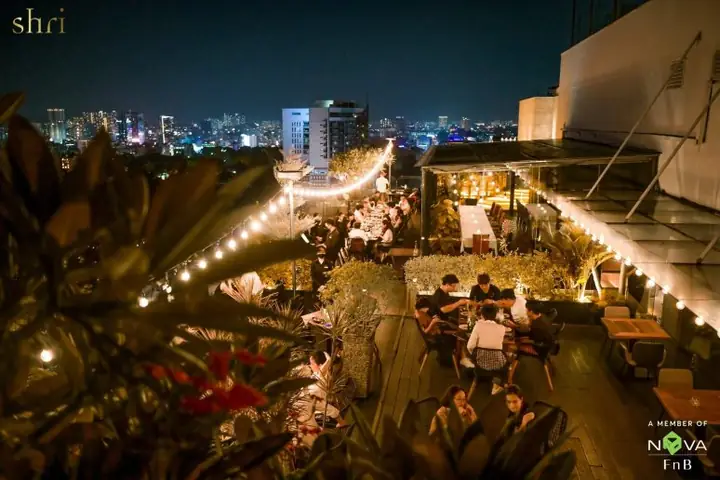 Shri Restaurant & Lounge Hồ Chí Minh: Trải Nghiệm Ẩm Thực Rooftop Đỉnh Cao