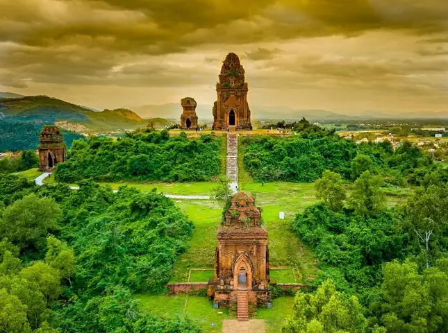 Tháp Bánh Ít Tuy Phước: Khám Phá Kiến Trúc Chăm Cổ & Điểm Du Lịch Hấp Dẫn Bình Định Tháp Bánh Ít Tuy Phước: Khám Phá Kiến Trúc Chăm Cổ & Điểm Du Lịch Hấp Dẫn Bình Định