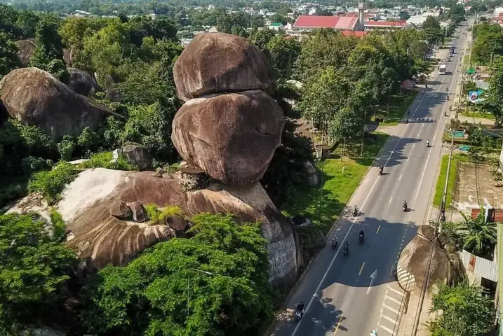 Thuyết Minh Về Đá Ba Chồng Định Quán: Lịch Sử, Cấu Tạo Và Kinh Nghiệm Tham Quan Thuyết Minh Về Đá Ba Chồng Định Quán: Lịch Sử, Cấu Tạo Và Kinh Nghiệm Tham Quan