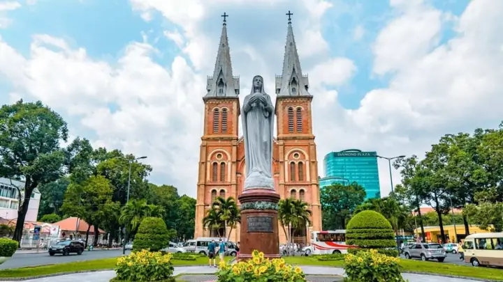 Thuyết Minh Chi Tiết Nhà Thờ Đức Bà Sài Gòn: Lịch Sử, Kiến Trúc & Kinh Nghiệm Tham Quan