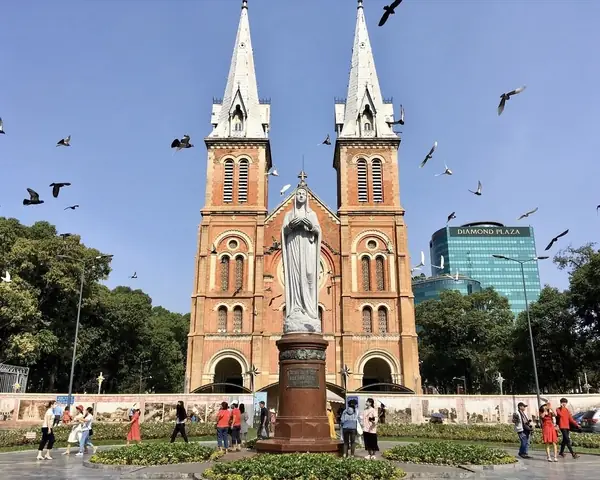 Thuyết Minh Chi Tiết Nhà Thờ Đức Bà Sài Gòn: Lịch Sử, Kiến Trúc & Kinh Nghiệm Tham Quan