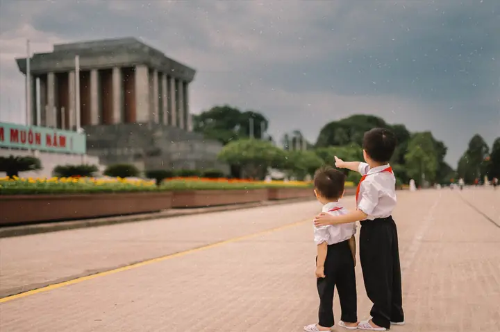 Trang Phục Phù Hợp Khi Thăm Quê Bác Hồ: Lưu Ý Trang Nghiêm Và Lịch Sự 1 Trang Phục Phù Hợp Khi Thăm Quê Bác Hồ: Lưu Ý Trang Nghiêm Và Lịch Sự