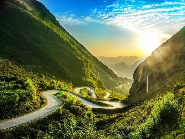Tứ Đại Đỉnh Đèo Tây Bắc: Khám Phá 4 Cung Đường Hùng Vĩ & Thử Thách Cho Dân Phượt