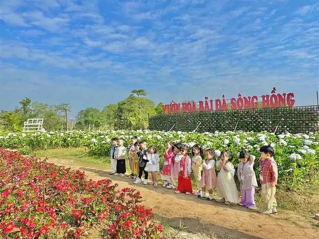 Vườn Hoa Bãi Đá Sông Hồng: Khám Phá Điểm Du Lịch, Cắm Trại Hấp Dẫn Tại Hà Nội